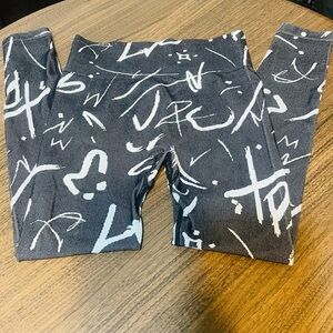 Chic Abstract Print Leggings in Black and White
